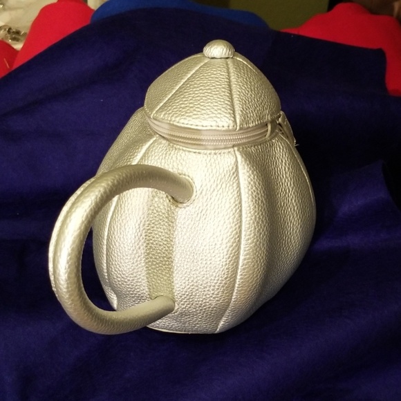 Metallic Silver Teapot Clutch - Picture 4 of 4